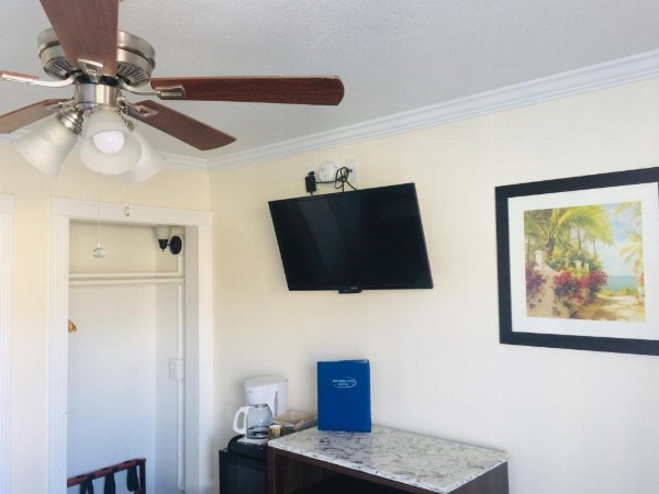 Dolphin Cove Motel image 26